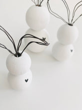 Laden Sie das Bild in den Galerie-Viewer, Holz Kugel Hase
