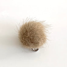 Laden Sie das Bild in den Galerie-Viewer, Ohrhänger Fell-Pompom