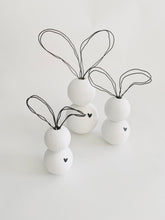 Laden Sie das Bild in den Galerie-Viewer, Holz Kugel Hase