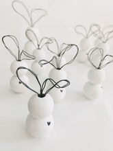 Laden Sie das Bild in den Galerie-Viewer, Holz Kugel Hase