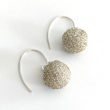 Laden Sie das Bild in den Galerie-Viewer, Ohrhänger Glitzer-Pompom