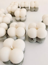 Laden Sie das Bild in den Galerie-Viewer, Bubblekerze m. Beton