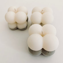 Laden Sie das Bild in den Galerie-Viewer, Bubblekerze m. Beton