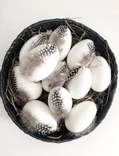 Laden Sie das Bild in den Galerie-Viewer, Eier Oster Anhänger m. Feder