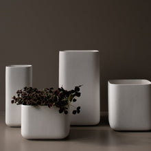 Laden Sie das Bild in den Galerie-Viewer, DBKD Keramik Vase
