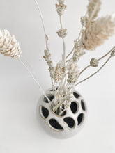 Laden Sie das Bild in den Galerie-Viewer, Keramik Vase m. Löcher
