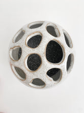 Laden Sie das Bild in den Galerie-Viewer, Keramik Vase m. Löcher
