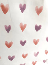 Laden Sie das Bild in den Galerie-Viewer, Papiertüten IT MUST BE LOVE Herzen
